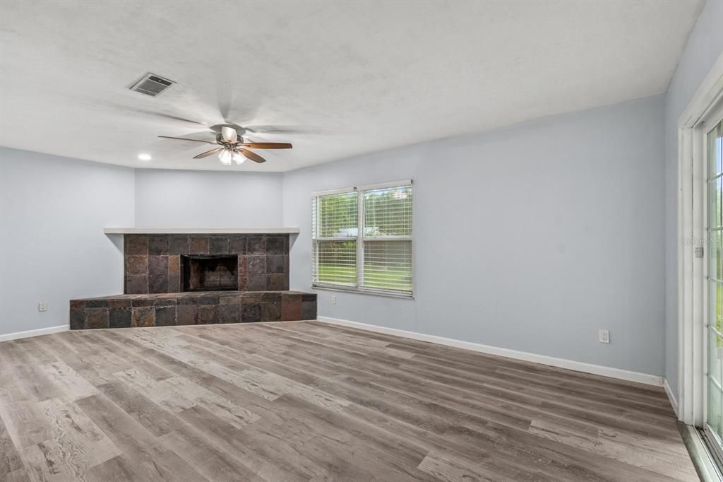 Active With Contract: $274,900 (3 beds, 2 baths, 1282 Square Feet)