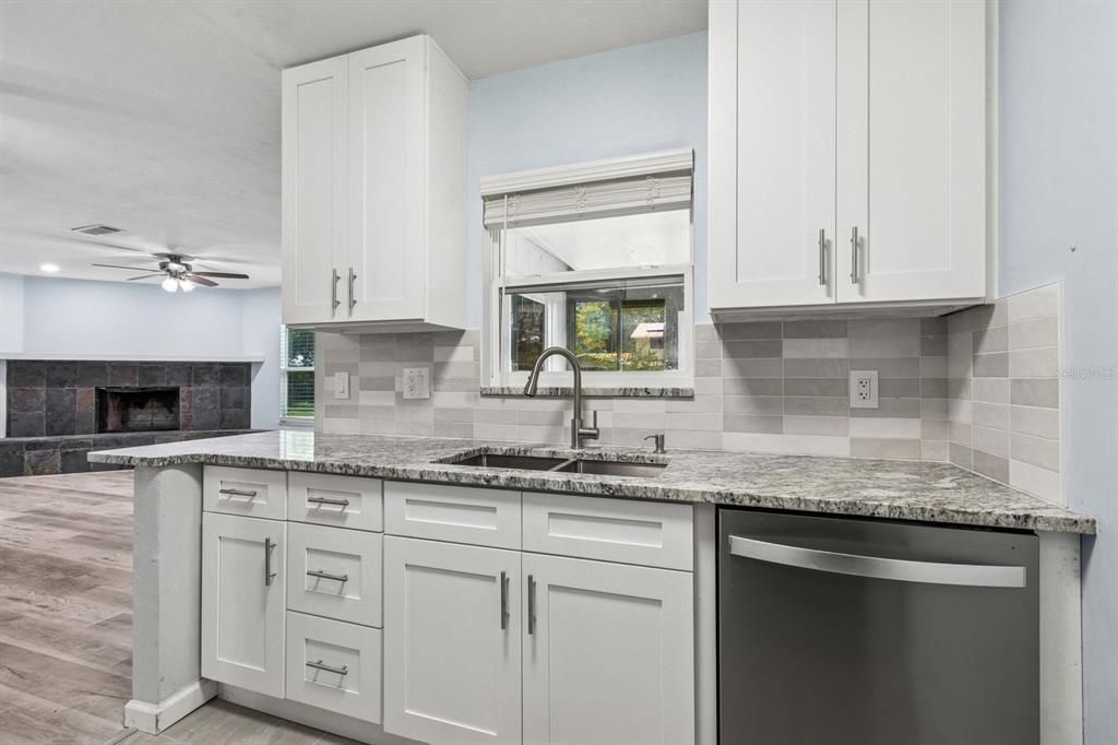 Active With Contract: $274,900 (3 beds, 2 baths, 1282 Square Feet)