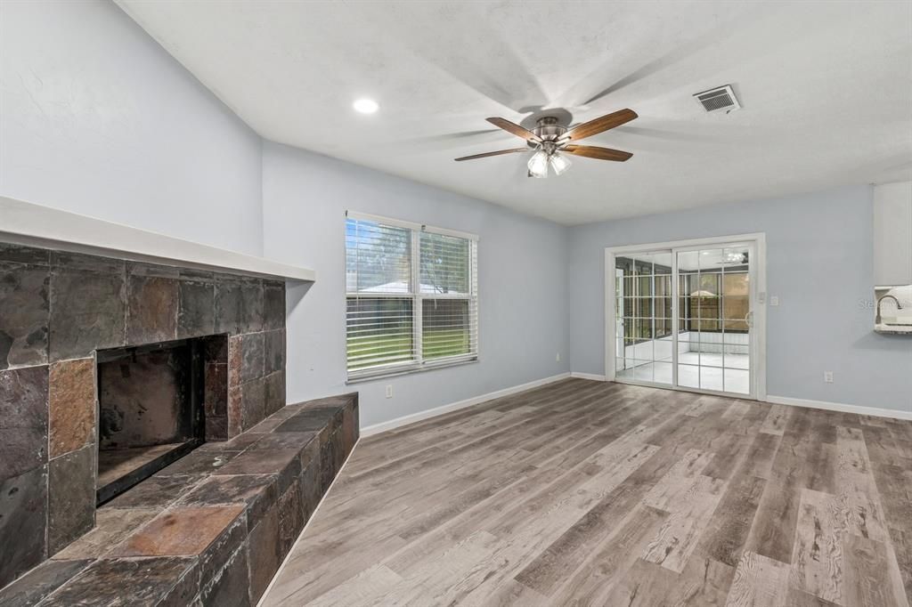 Active With Contract: $274,900 (3 beds, 2 baths, 1282 Square Feet)