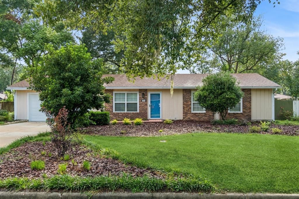 Active With Contract: $274,900 (3 beds, 2 baths, 1282 Square Feet)