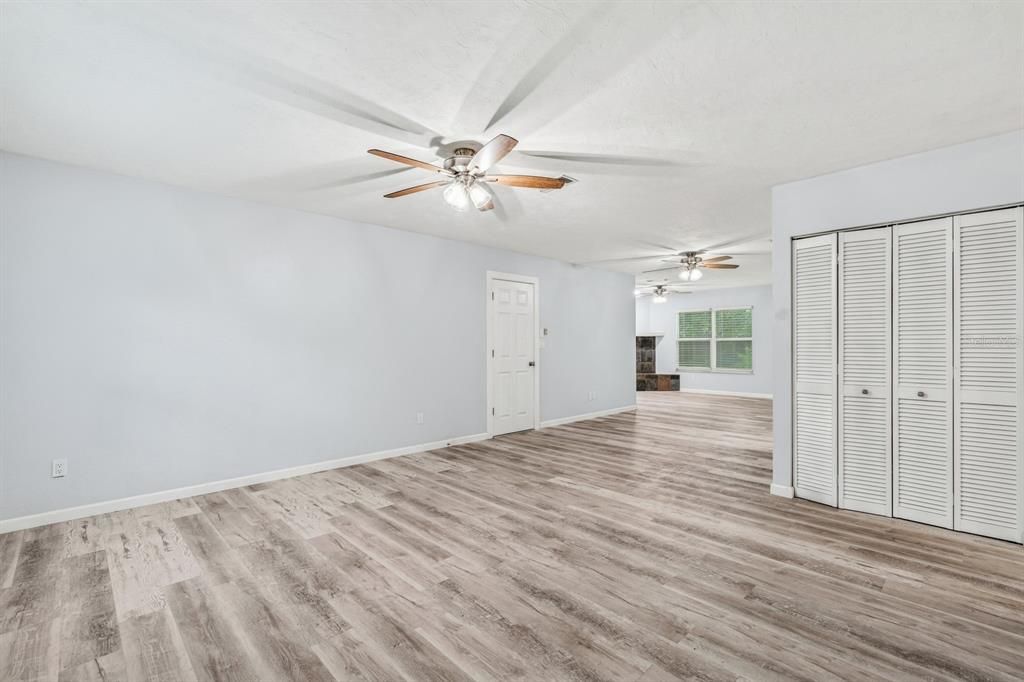 Active With Contract: $274,900 (3 beds, 2 baths, 1282 Square Feet)