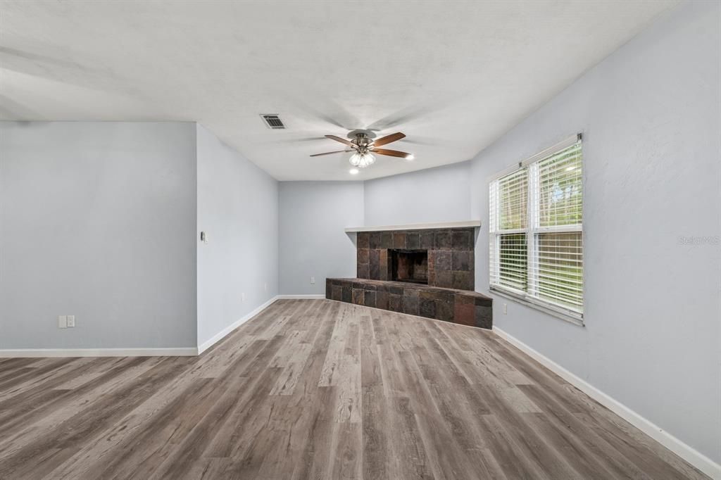 Active With Contract: $274,900 (3 beds, 2 baths, 1282 Square Feet)