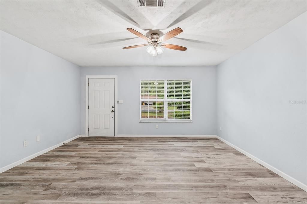 Active With Contract: $274,900 (3 beds, 2 baths, 1282 Square Feet)