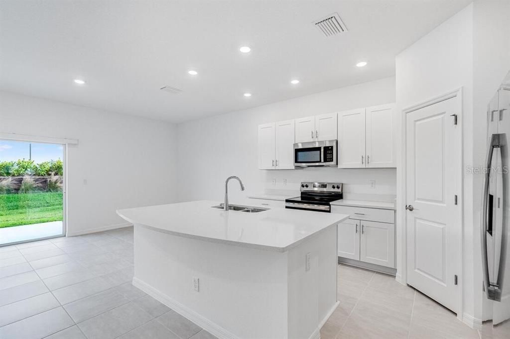 Под контрактом: $2,250 (3 спален, 2 ванн, 1373 Квадратных фут)