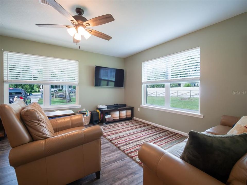 На продажу: $385,000 (3 спален, 2 ванн, 1494 Квадратных фут)