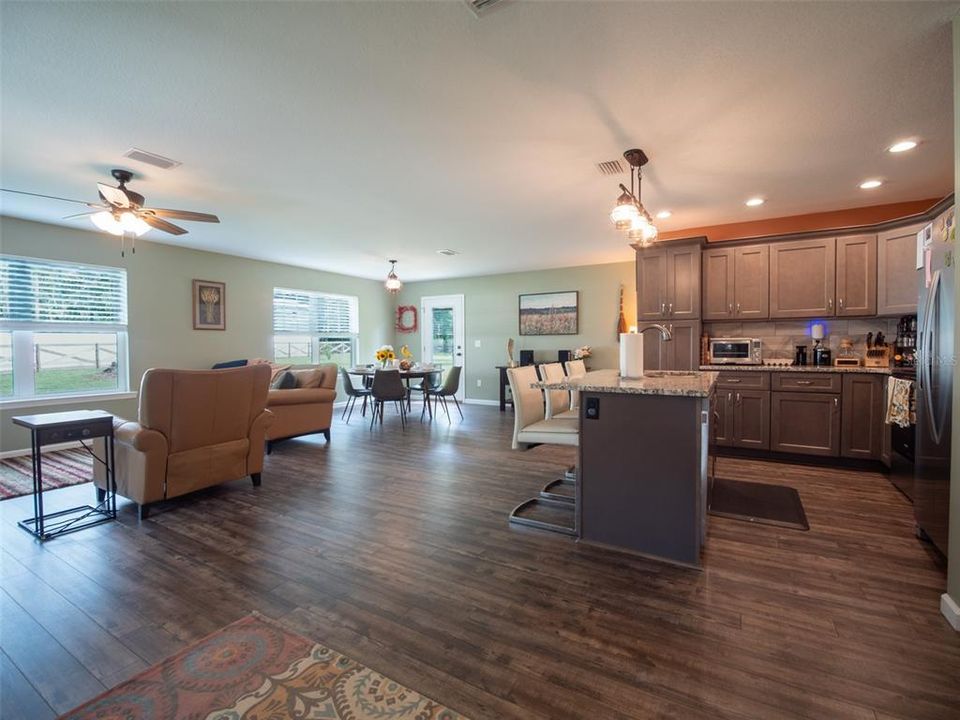 На продажу: $385,000 (3 спален, 2 ванн, 1494 Квадратных фут)