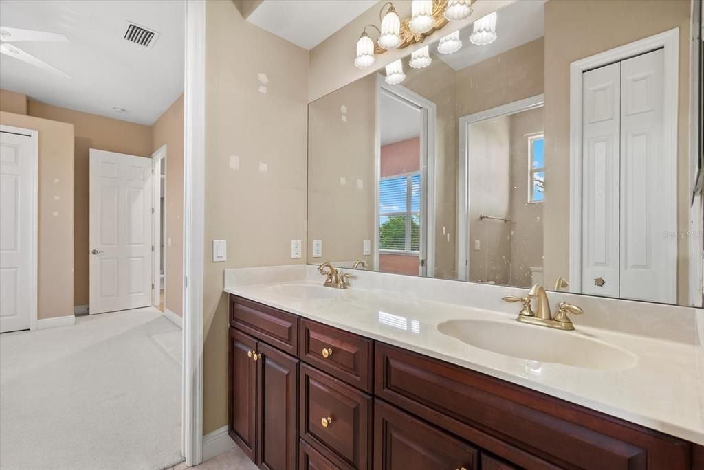 Под контрактом: $1,150,000 (3 спален, 3 ванн, 3828 Квадратных фут)