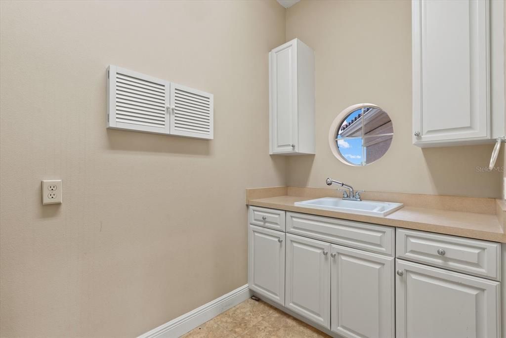 Под контрактом: $1,150,000 (3 спален, 3 ванн, 3828 Квадратных фут)