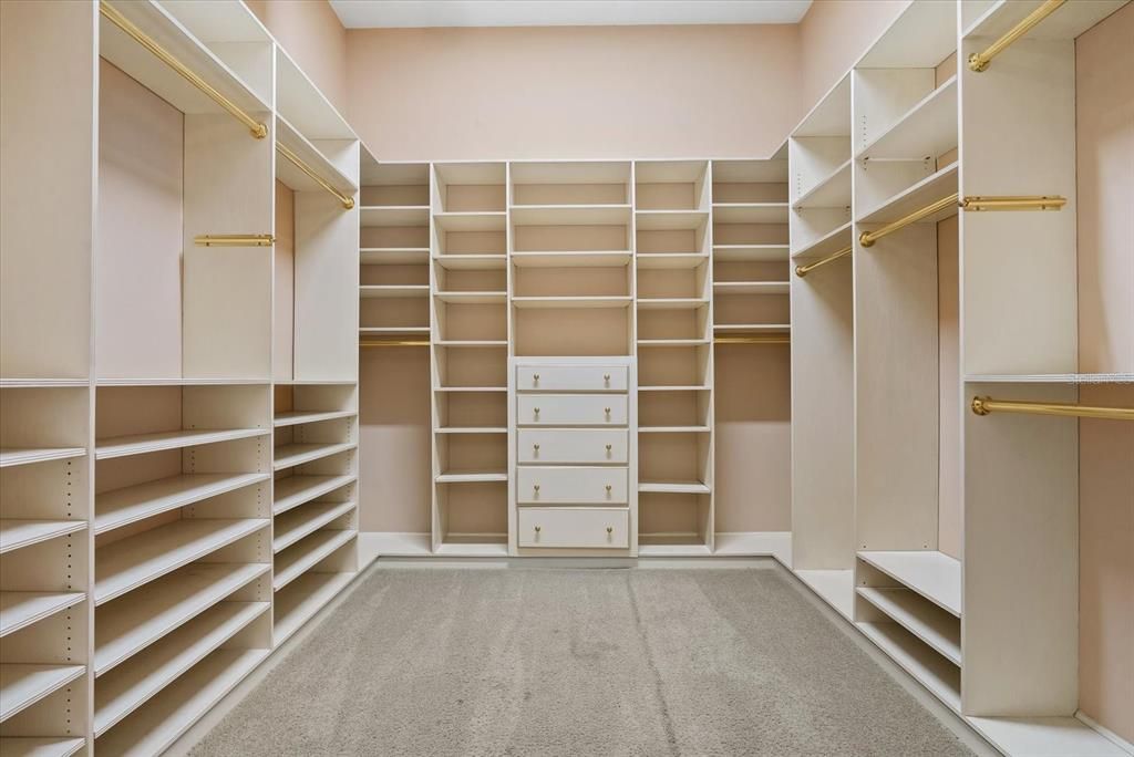 Под контрактом: $1,150,000 (3 спален, 3 ванн, 3828 Квадратных фут)