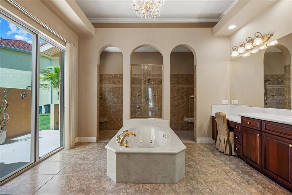 Под контрактом: $1,150,000 (3 спален, 3 ванн, 3828 Квадратных фут)