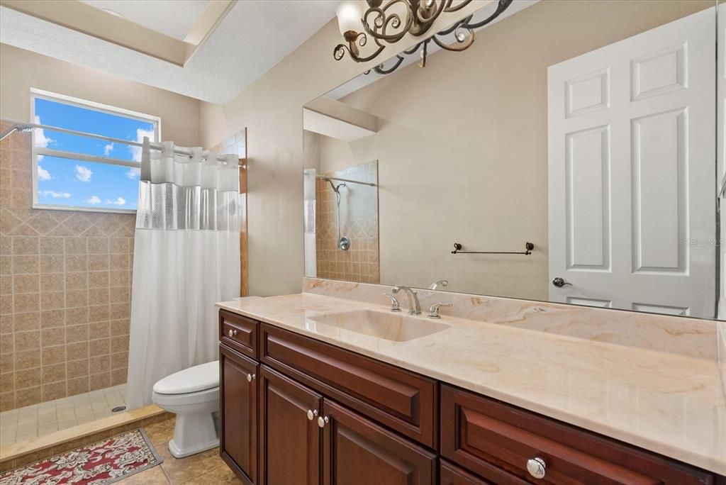 Под контрактом: $1,150,000 (3 спален, 3 ванн, 3828 Квадратных фут)