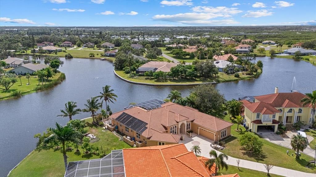 Под контрактом: $1,150,000 (3 спален, 3 ванн, 3828 Квадратных фут)