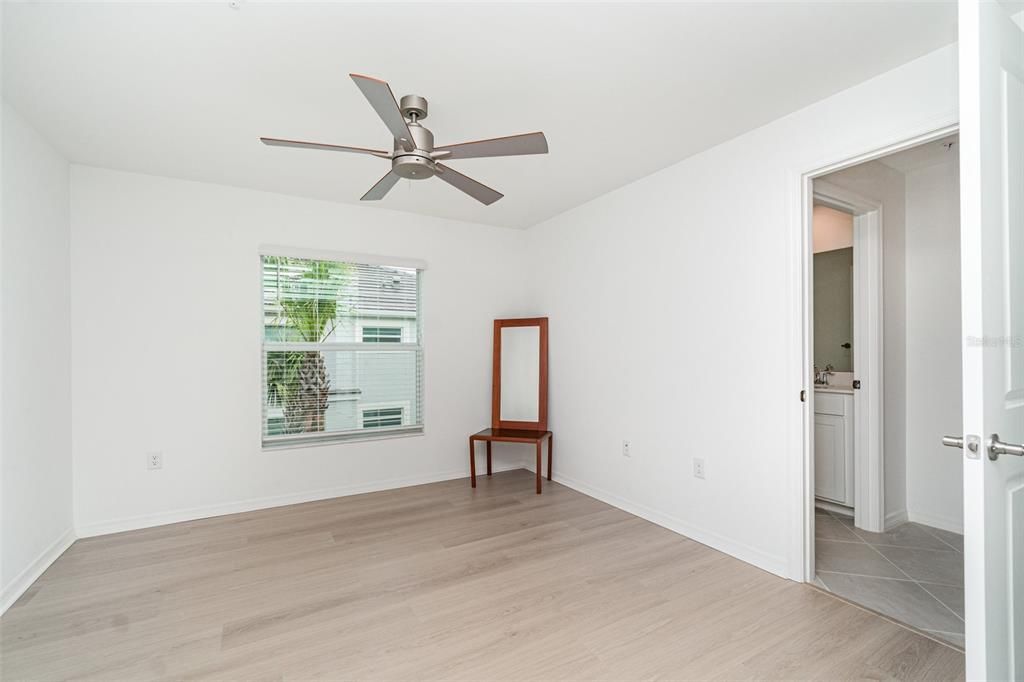 В аренду: $2,300 (2 спален, 2 ванн, 1569 Квадратных фут)