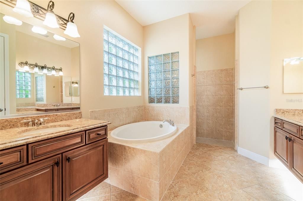 En Venta: $925,000 (4 camas, 3 baños, 3451 Pies cuadrados)