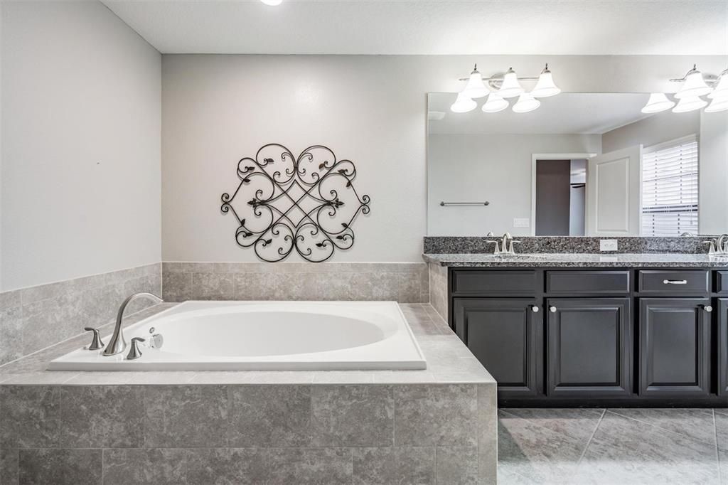 Activo con contrato: $400,000 (3 camas, 2 baños, 2303 Pies cuadrados)