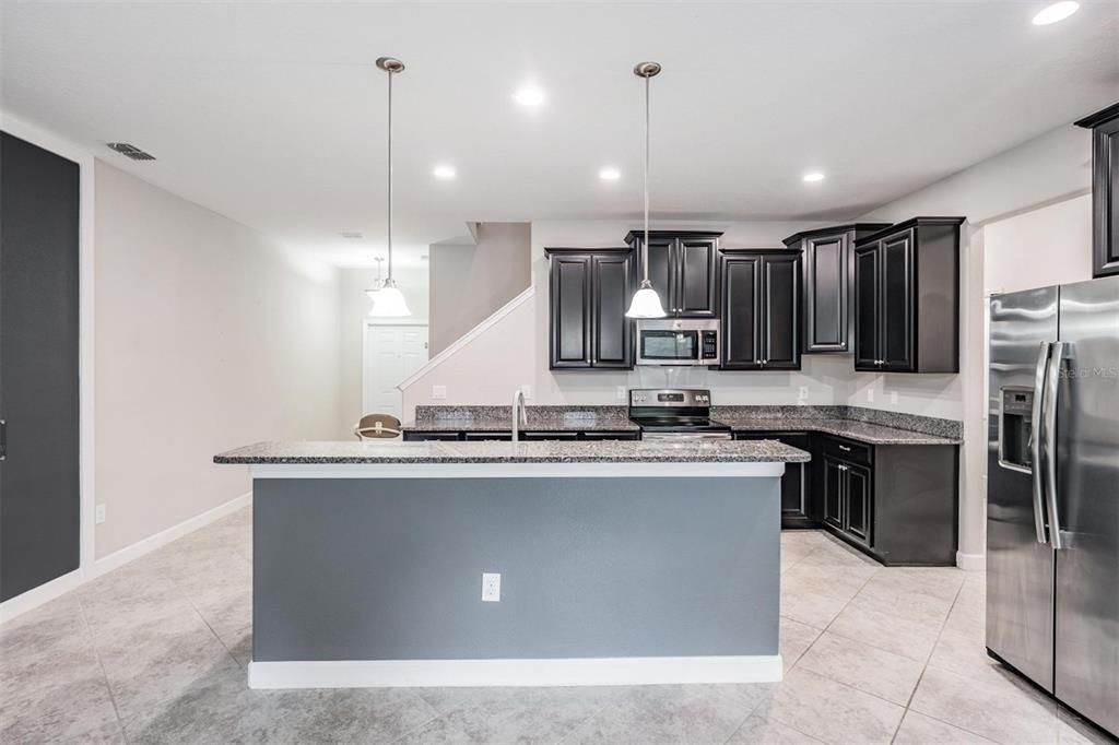 Activo con contrato: $400,000 (3 camas, 2 baños, 2303 Pies cuadrados)