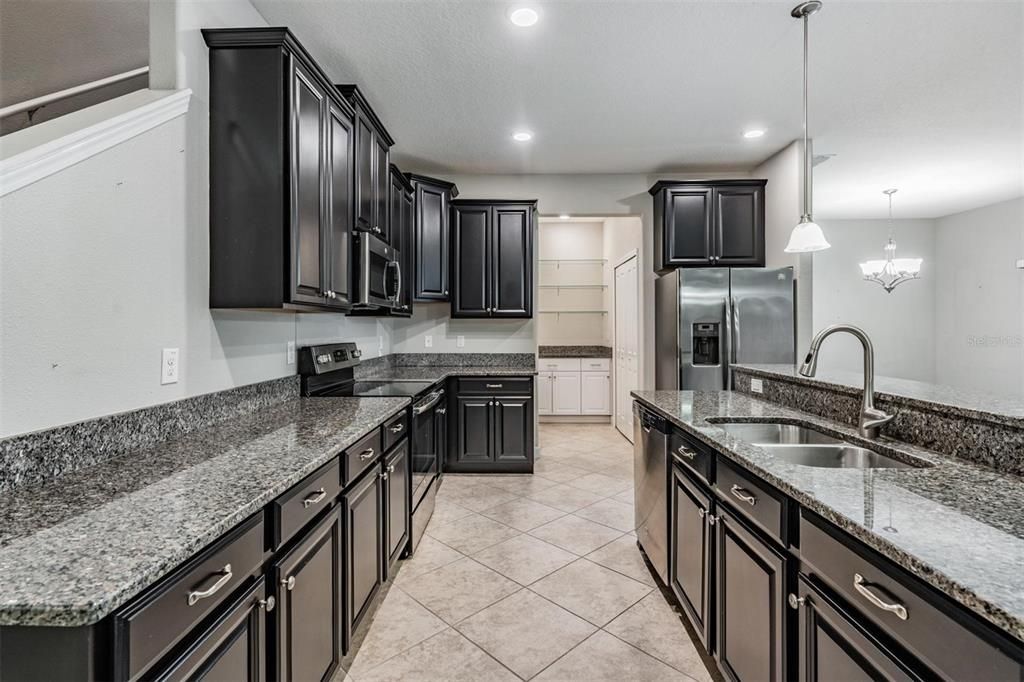 Activo con contrato: $400,000 (3 camas, 2 baños, 2303 Pies cuadrados)