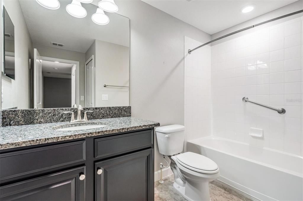 Activo con contrato: $400,000 (3 camas, 2 baños, 2303 Pies cuadrados)