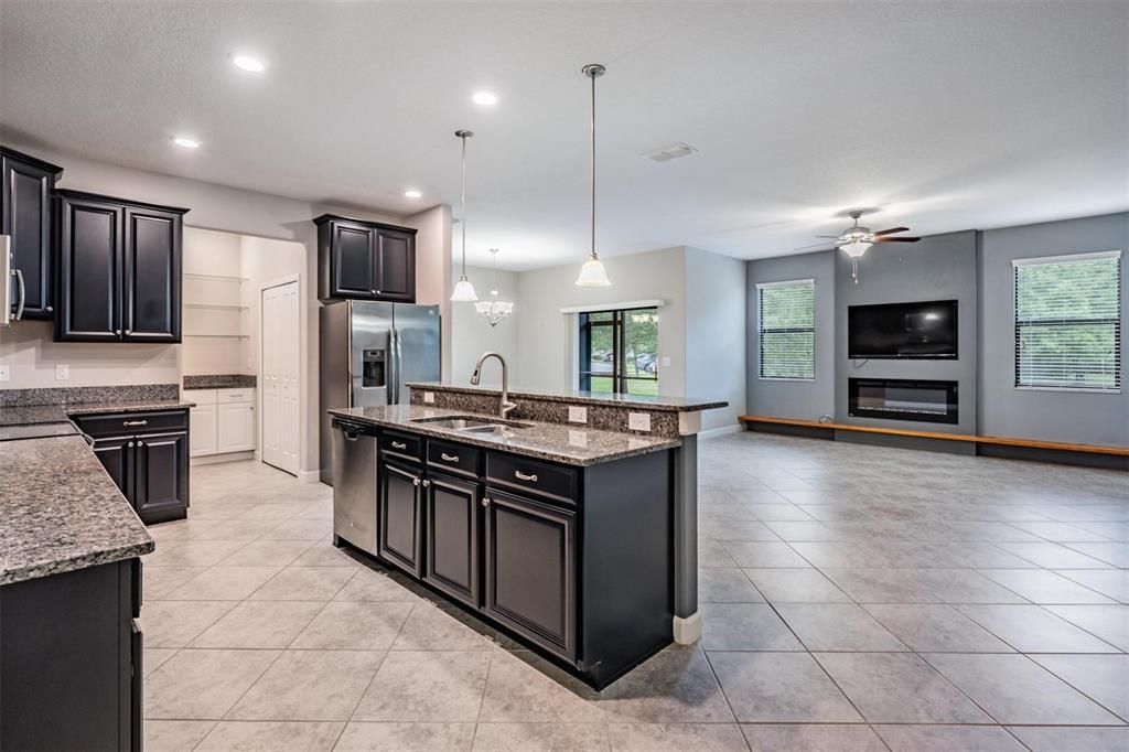 Activo con contrato: $400,000 (3 camas, 2 baños, 2303 Pies cuadrados)