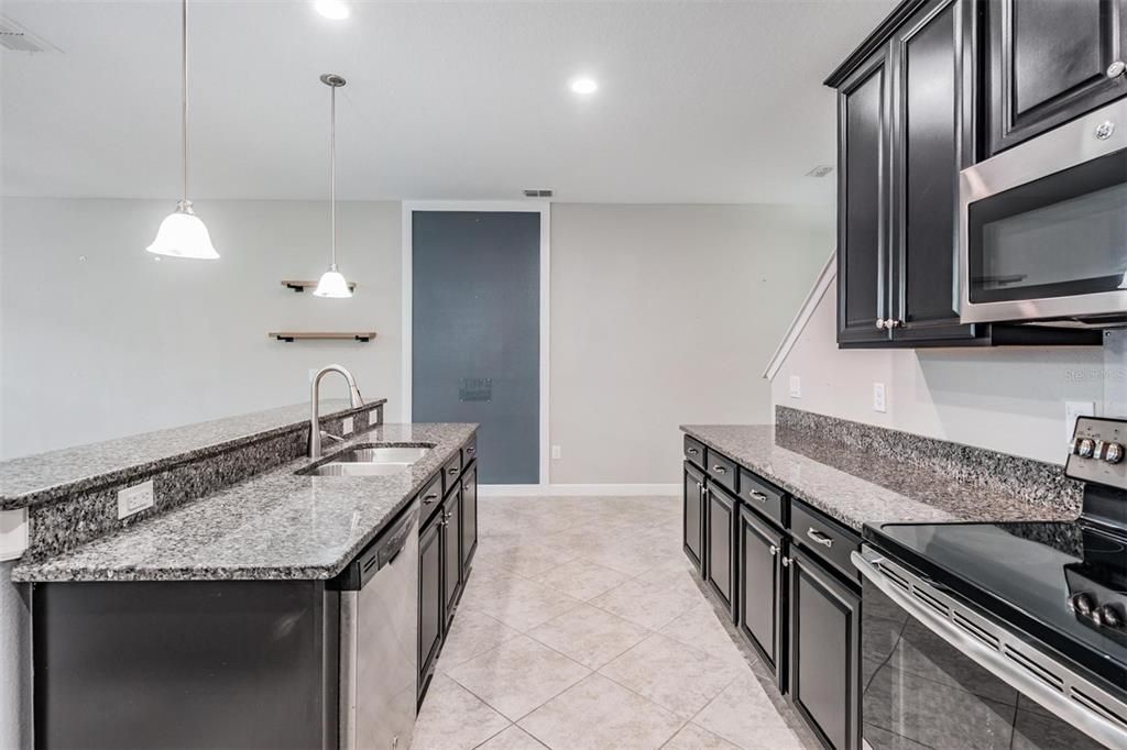 Activo con contrato: $400,000 (3 camas, 2 baños, 2303 Pies cuadrados)