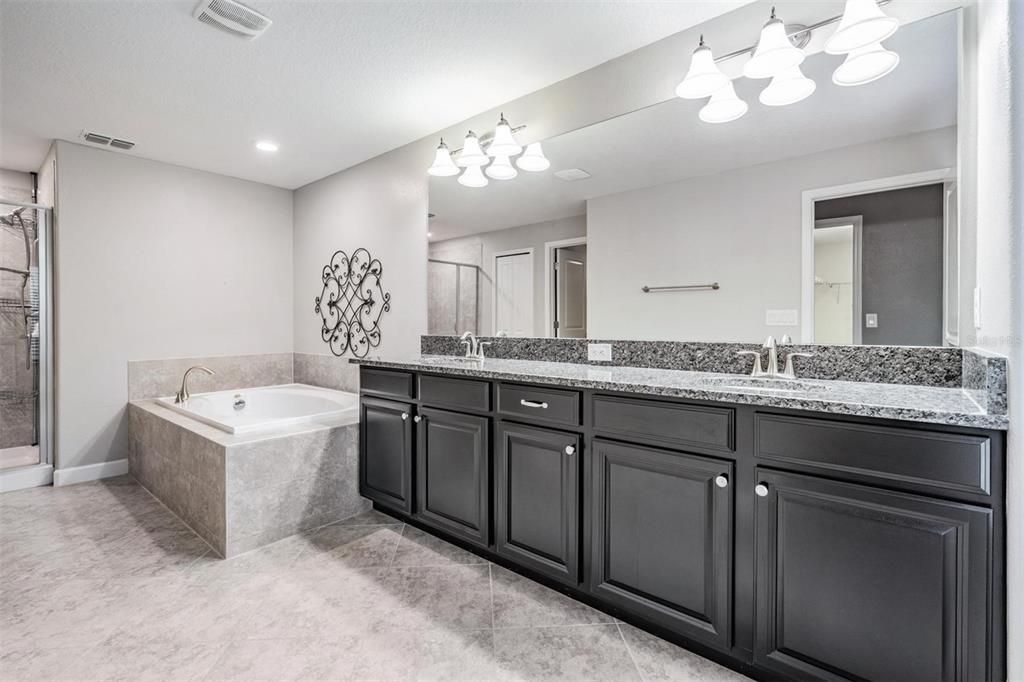 Activo con contrato: $400,000 (3 camas, 2 baños, 2303 Pies cuadrados)