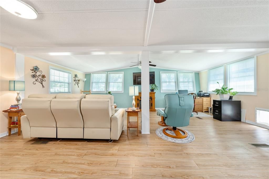 На продажу: $159,999 (2 спален, 2 ванн, 1276 Квадратных фут)