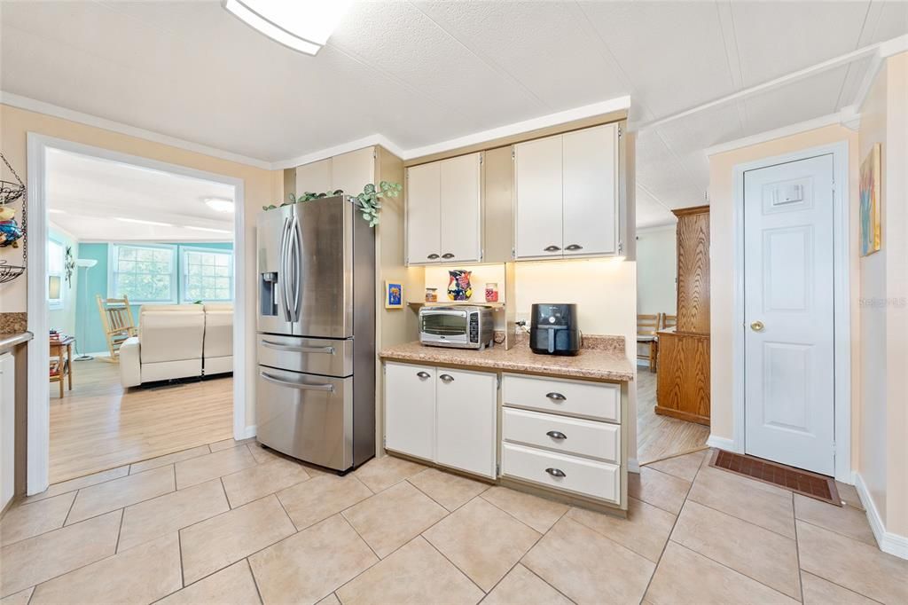 На продажу: $159,999 (2 спален, 2 ванн, 1276 Квадратных фут)