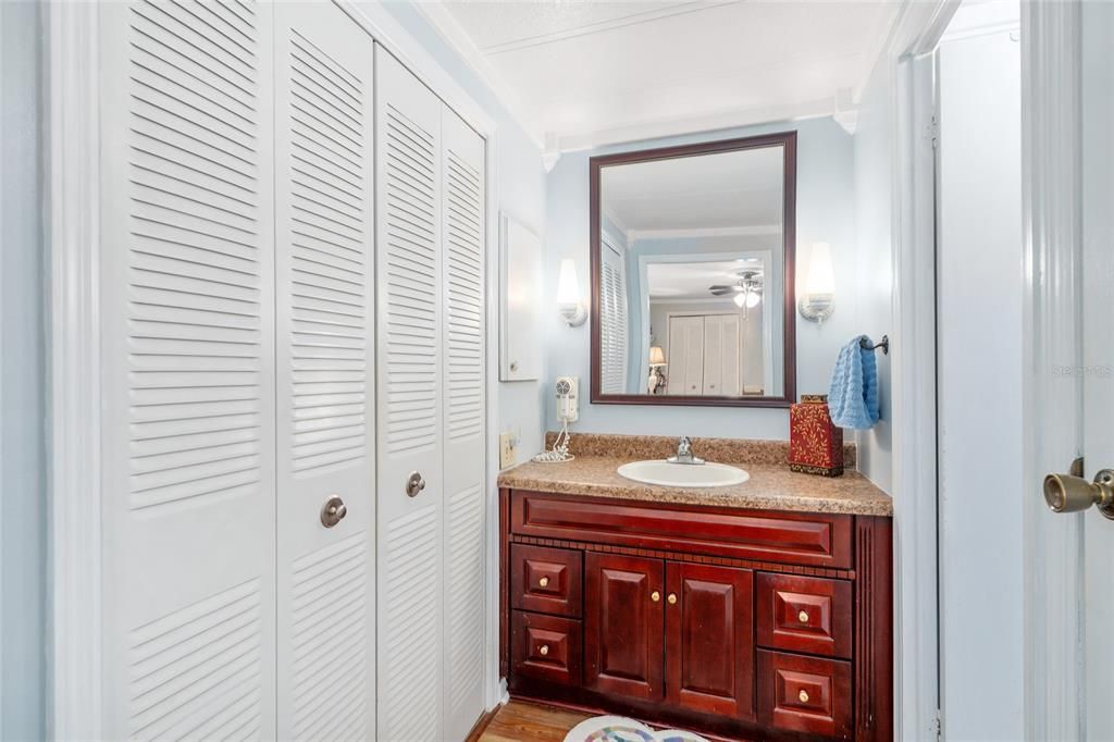 На продажу: $159,999 (2 спален, 2 ванн, 1276 Квадратных фут)