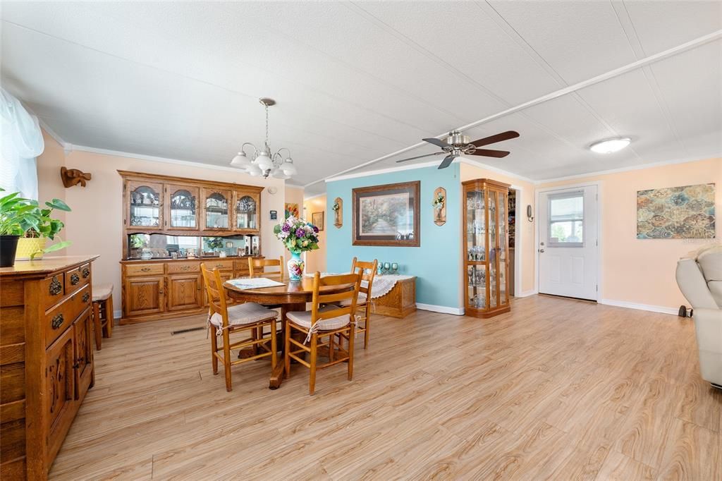 На продажу: $159,999 (2 спален, 2 ванн, 1276 Квадратных фут)