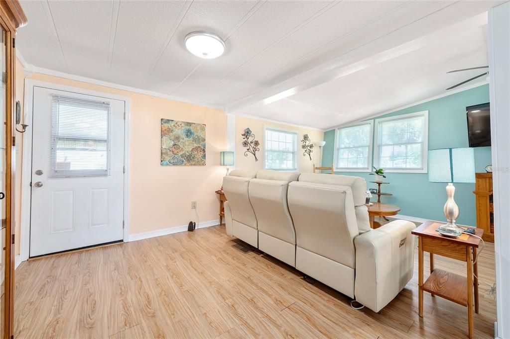 На продажу: $159,999 (2 спален, 2 ванн, 1276 Квадратных фут)