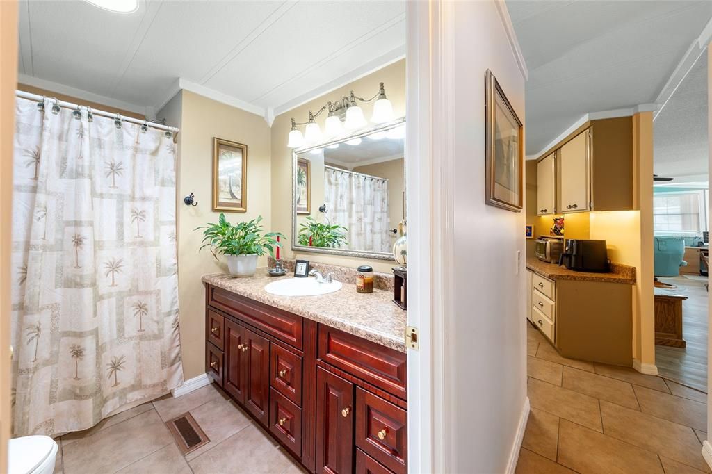 На продажу: $159,999 (2 спален, 2 ванн, 1276 Квадратных фут)