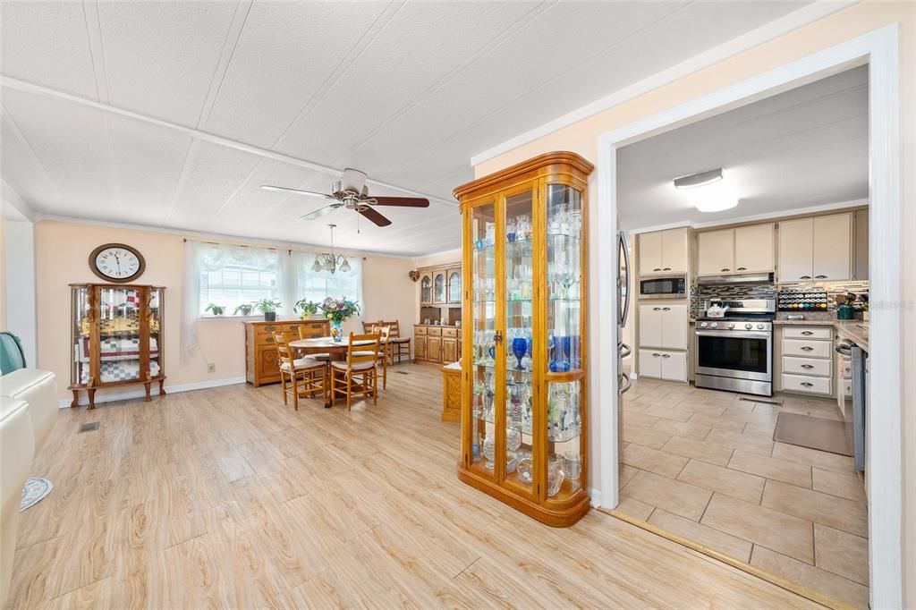 На продажу: $159,999 (2 спален, 2 ванн, 1276 Квадратных фут)