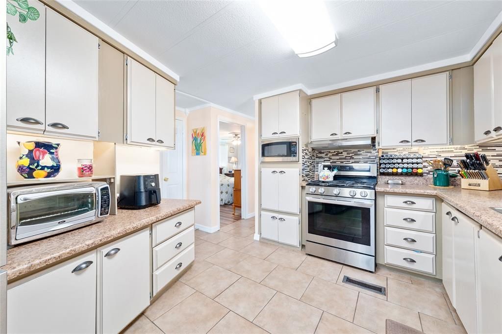 На продажу: $159,999 (2 спален, 2 ванн, 1276 Квадратных фут)