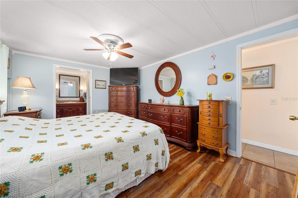 На продажу: $159,999 (2 спален, 2 ванн, 1276 Квадратных фут)