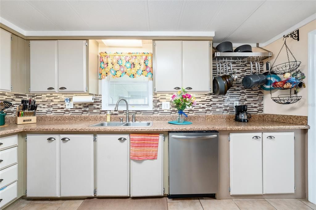 На продажу: $159,999 (2 спален, 2 ванн, 1276 Квадратных фут)