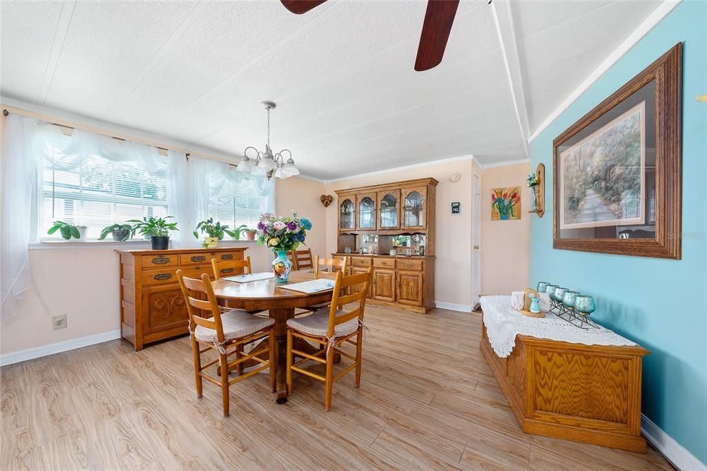 На продажу: $159,999 (2 спален, 2 ванн, 1276 Квадратных фут)