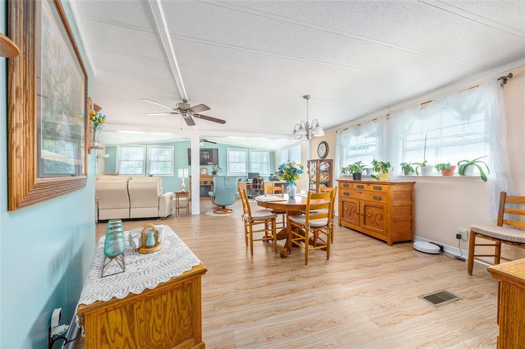 На продажу: $159,999 (2 спален, 2 ванн, 1276 Квадратных фут)