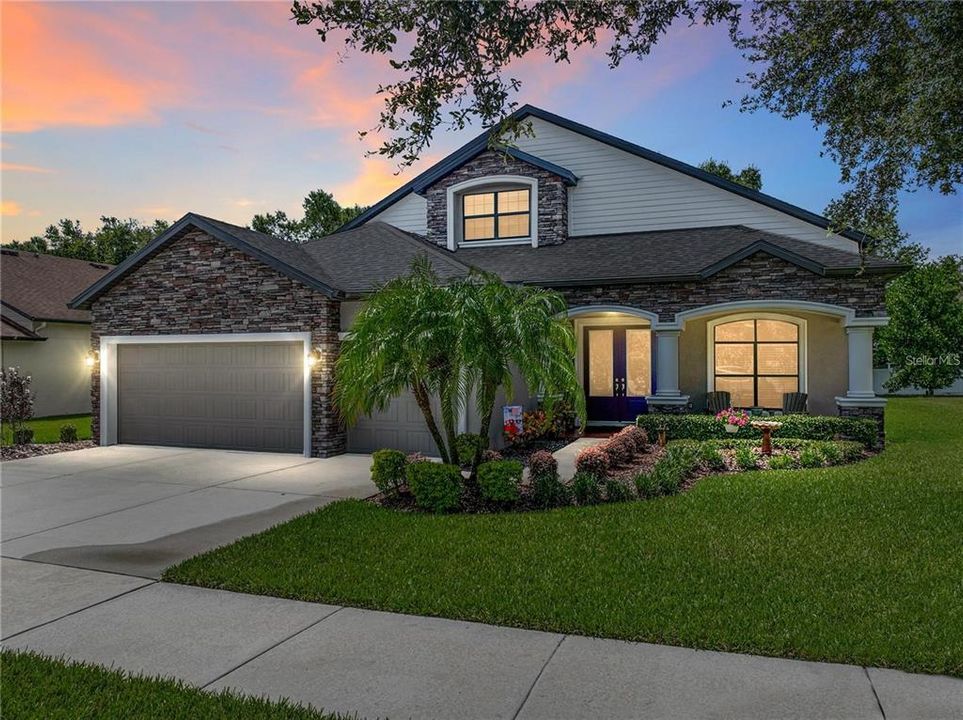 合同活跃: $649,999 (4 贝兹, 4 浴室, 3832 平方英尺)