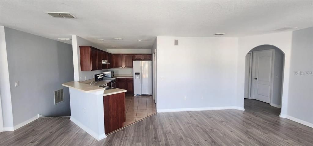 合同活跃: $238,900 (2 贝兹, 2 浴室, 1268 平方英尺)