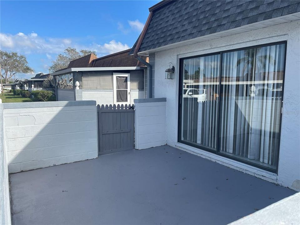 合同活跃: $1,800 (2 贝兹, 2 浴室, 975 平方英尺)