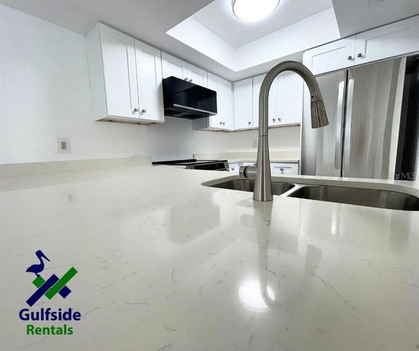 合同活跃: $1,800 (2 贝兹, 2 浴室, 975 平方英尺)