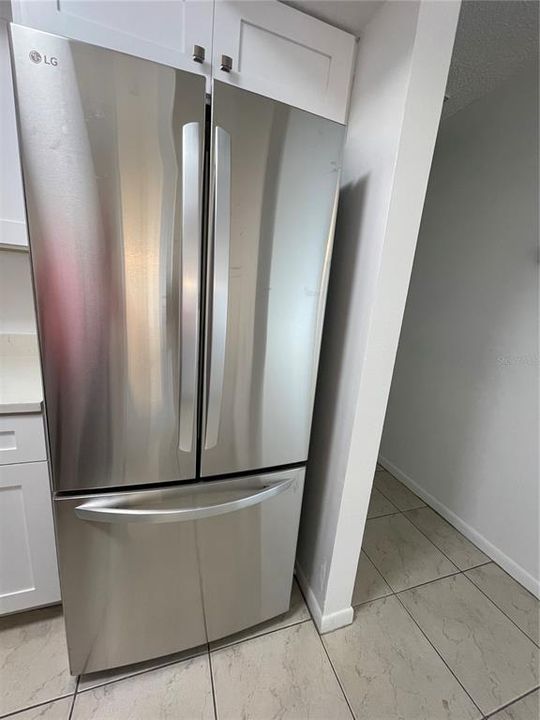 合同活跃: $1,800 (2 贝兹, 2 浴室, 975 平方英尺)