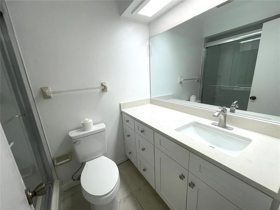 合同活跃: $1,800 (2 贝兹, 2 浴室, 975 平方英尺)