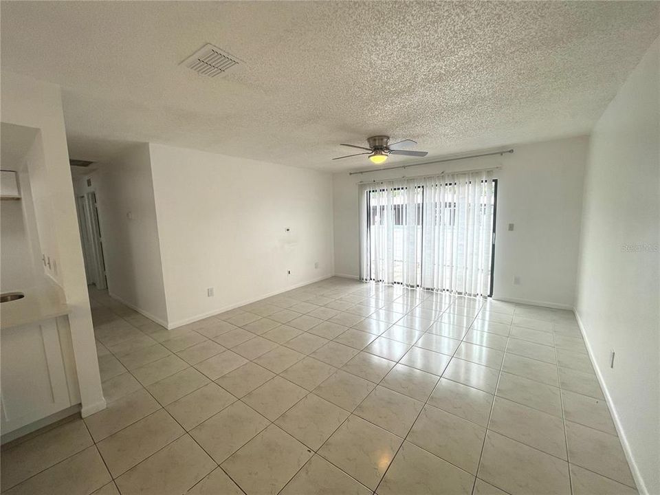 合同活跃: $1,800 (2 贝兹, 2 浴室, 975 平方英尺)