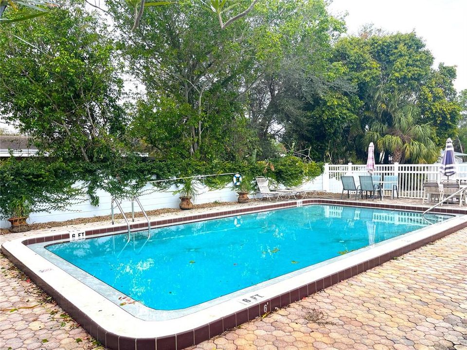 合同活跃: $1,800 (2 贝兹, 2 浴室, 975 平方英尺)