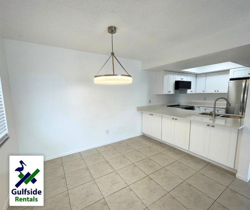 合同活跃: $1,800 (2 贝兹, 2 浴室, 975 平方英尺)