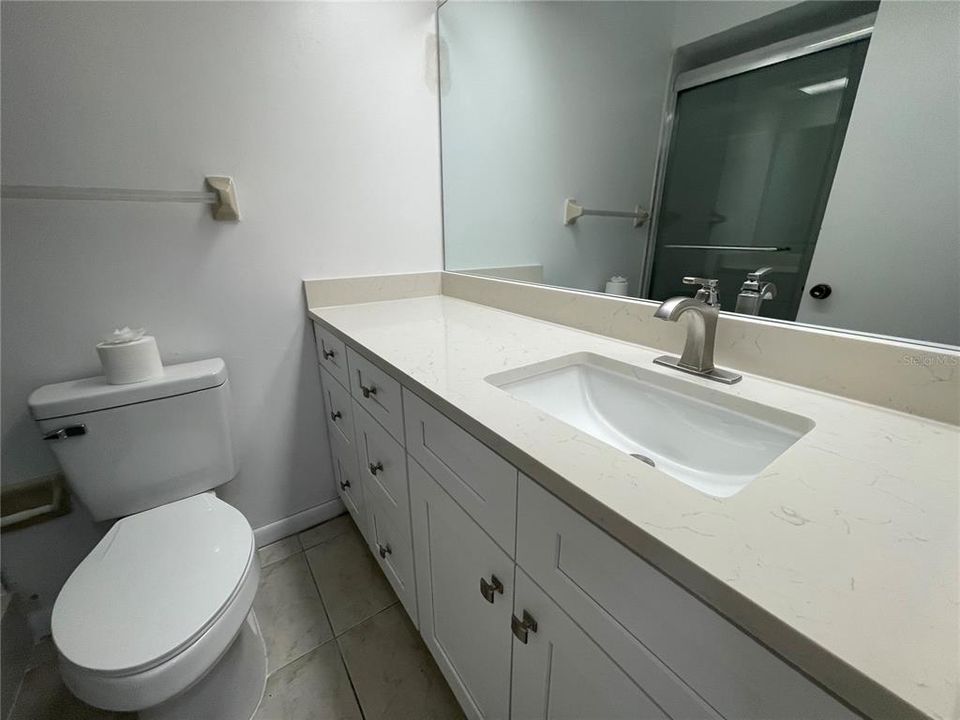 合同活跃: $1,800 (2 贝兹, 2 浴室, 975 平方英尺)