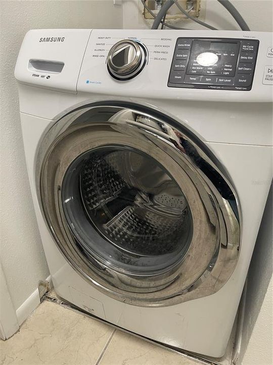 合同活跃: $1,800 (2 贝兹, 2 浴室, 975 平方英尺)