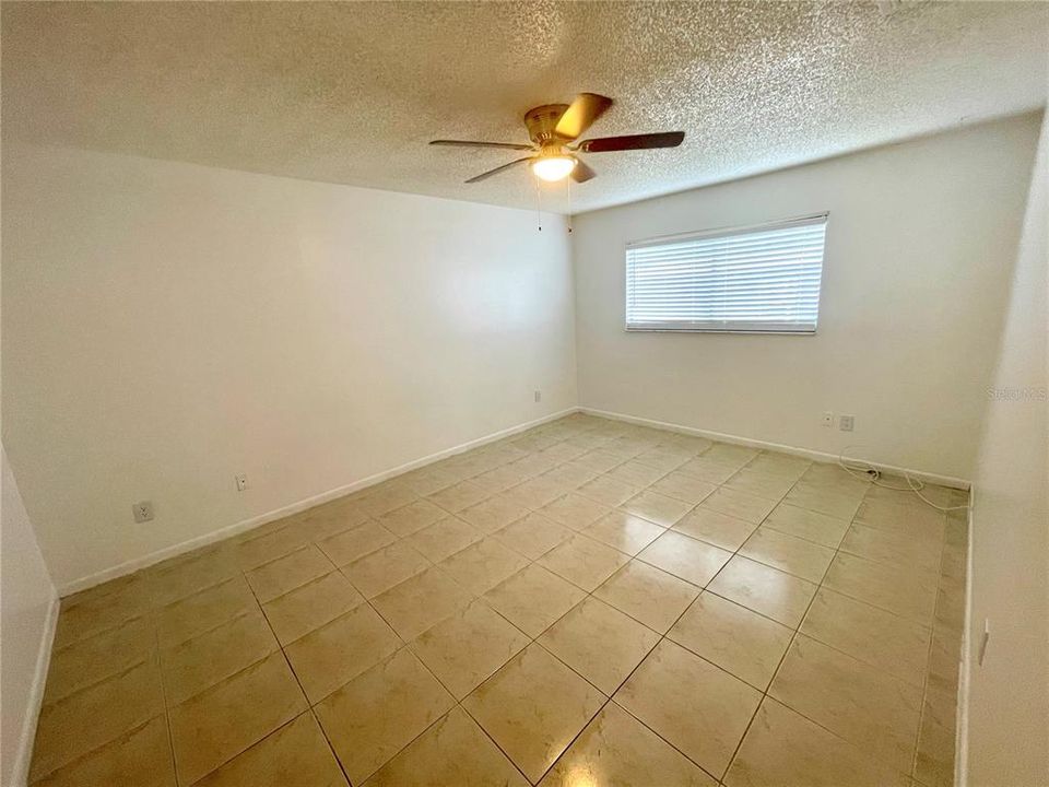 合同活跃: $1,800 (2 贝兹, 2 浴室, 975 平方英尺)