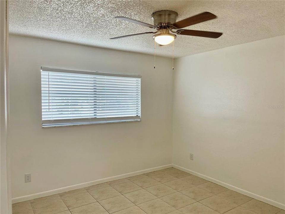 合同活跃: $1,800 (2 贝兹, 2 浴室, 975 平方英尺)